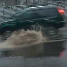 Возникшая посреди дороги «бесплатная автомойка» «обрадовала» автомобилистов Ростова на видео