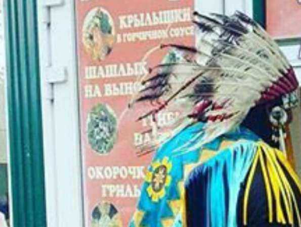Покупающий шашлык ростовский индеец в удивительном костюме взорвал соцсети Покупающий шашлык ростовский индеец в удивительном костюме взорвал соцсети