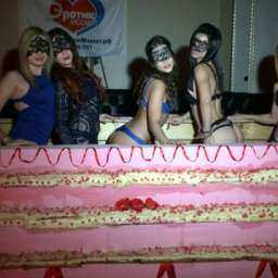 Ростовские стриптизерши испекли торт, из которого выпрыгнули пять девушек