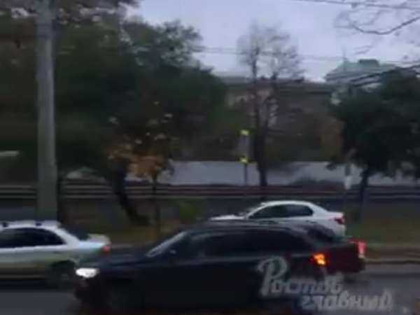 Плевать хотел на ПДД самоуверенный и борзый водитель гоняя по Ростову Плевать хотел на ПДД самоуверенный и борзый водитель гоняя по Ростову