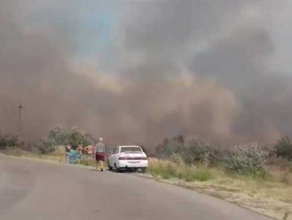 Задыхающийся от плотного дыма хутор под Ростовом попал на видео