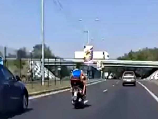 Безумная гонка мотоциклиста с ребенком за спиной без шлема попала на видео в Ростове