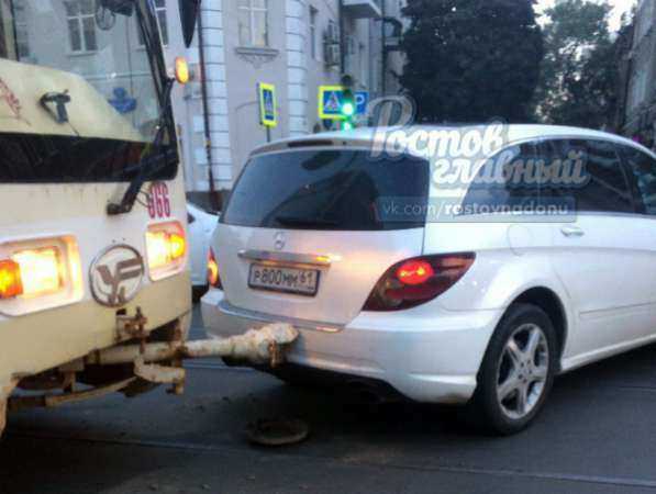 Трамвай с дьявольским номером «прицепился» к багажнику «Мерседеса» в Ростове