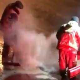 Технология выпаривания луж горячим асфальтом попала на видео в Ростове