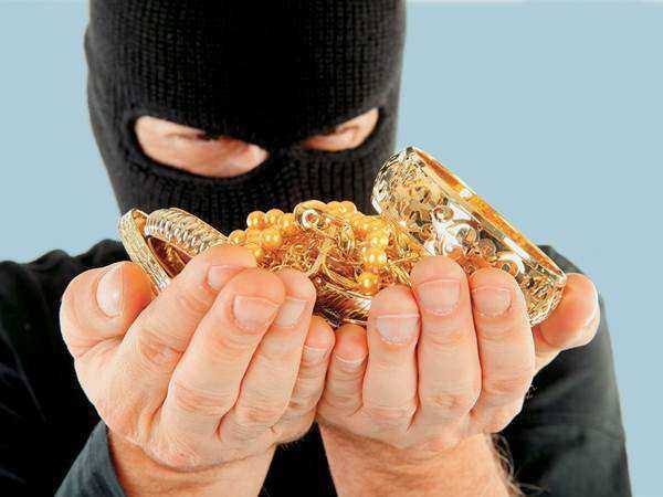 В Аксайском районе 19-летние парни украли золото и деньги у местного жителя
