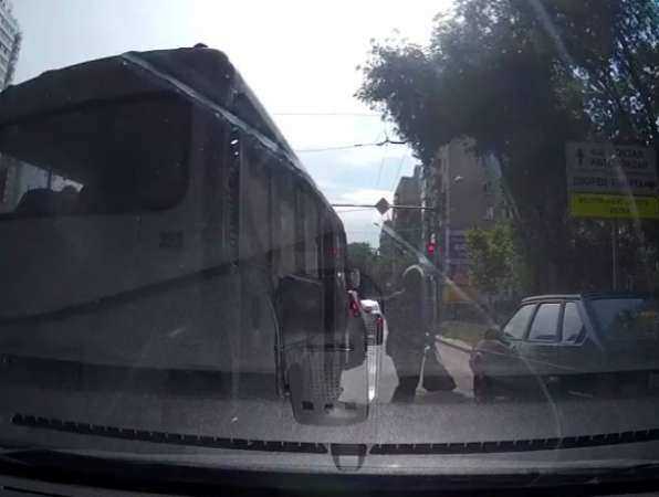 Грубо нарушивший ПДД маршрутчик вызвал эмоциональную реакцию у ростовского автолюбителя на видео