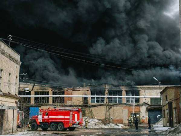 Цех по производству стеклотары тушили более 30 пожарных под Ростовом
