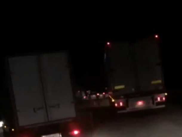 Необычные развлечения водителей в пробке на трассе М-4 в Ростовской области попали на видео