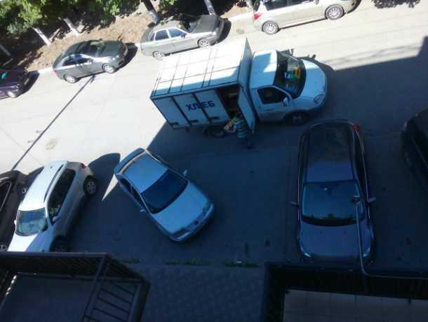 Матерными приветами и овациями засыпали «мастера парковки» на Volkswagen жители Ростовской области