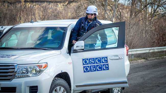 В Донбассе БТР Нацгвардии Украины столкнулся с автомобилем спецмиссии ОБСЕ