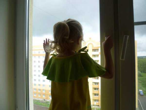 На Дону погибла 3-летняя девочка, выпав из окна пятого этажа