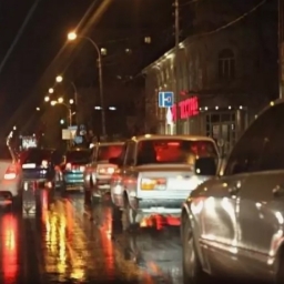 Попытавшаяся проскочить между фурой и легковушкой Skoda застряла и спровоцировала огромную пробку в Ростове