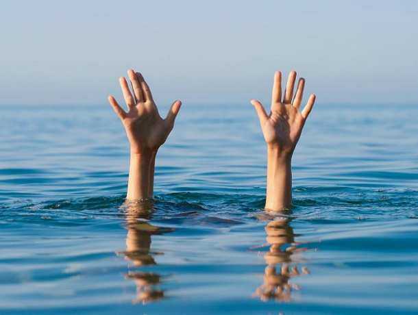 Оказавшуюся вне зоны купания женщину вытащили из реки в Ростовской области