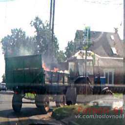 «Призрачный гонщик» на тракторе с горящим прицепом удивил автомобилистов в Ростове