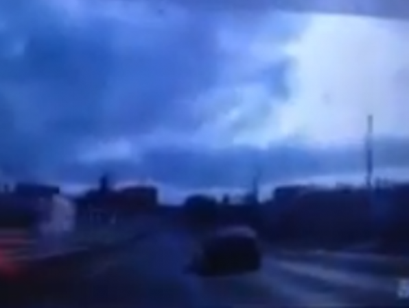 Коварно прыгнувшая с фуры навстречу водителю льдина устроила ДТП на трассе под Ростовом