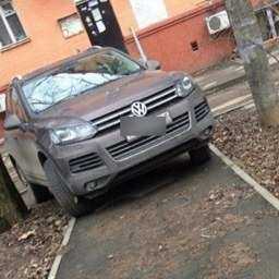 Мастер-класс по парковке на тротуарах преподал коллегам-автохамам водитель иномарки в Ростове