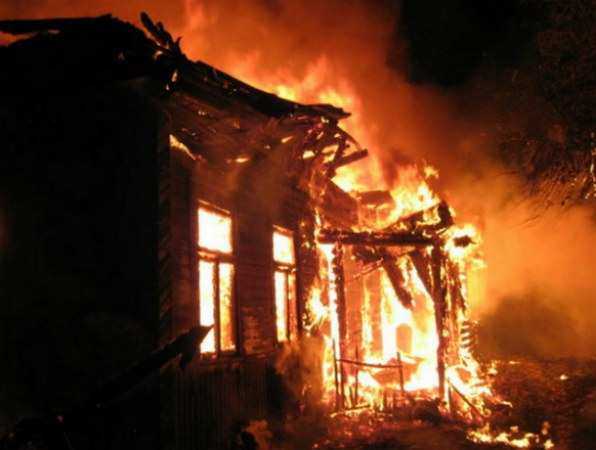 Огромный частный дом сгорел дотла в Ростовской области