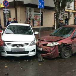 Серьезную пробку в центре Ростова спровоцировала массовая авария с участием четырех автомобилей