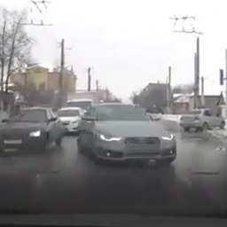 Выехавшие на встречку автохамы на элитных иномарках попали на видео в Ростовской области