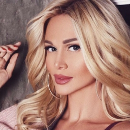 Виктория Лопырева впервые показала новорожденного сына