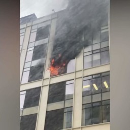 Пожар вспыхнул в бизнес-центре на севере Москвы