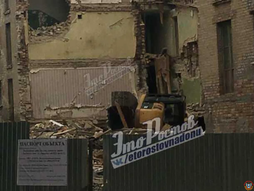 Дух дома, который пытались сровнять с землей, отомстил ростовчанам, перевернув экскаватор Дух дома, который пытались сровнять с землей, отомстил ростовчанам, перевернув экскаватор