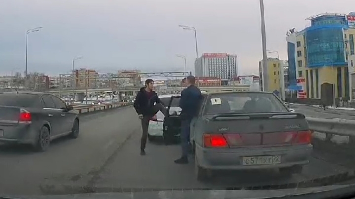 В Тюмени поколотили водителя, подрезавшего легковушку. Видео