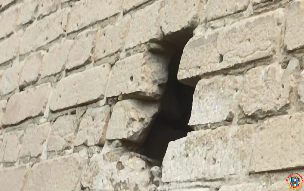 Нашли снаряд военных лет в стене пятиэтажки на Ворошиловском