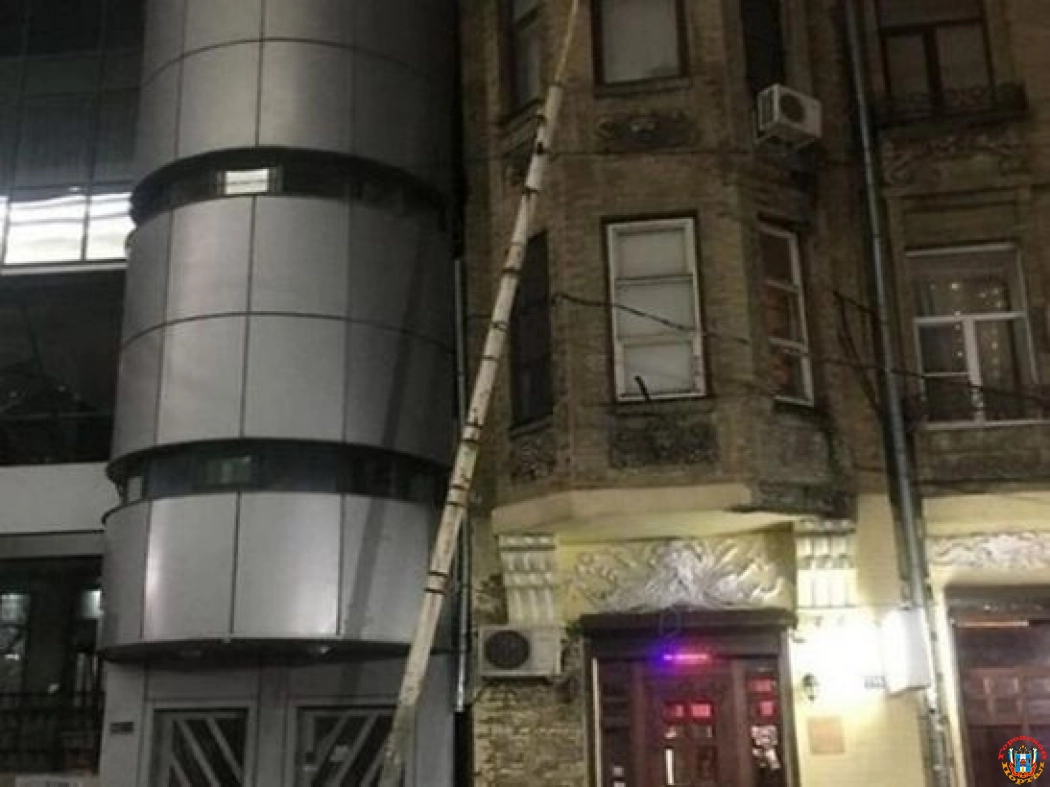 В Ростове на Шаумяна на жилую пятиэтажку упал столб