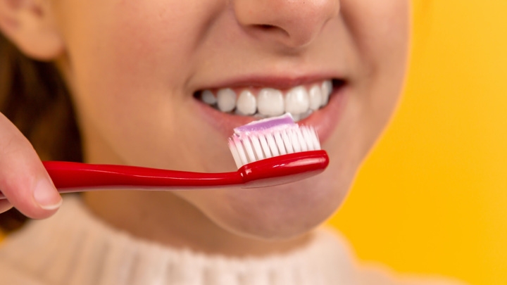Чисти зубы: плохое состояние полости рта связали с целым букетом заболеваний