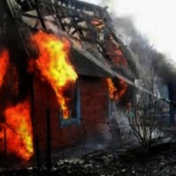 Двое жителей Шахт пострадали при пожаре в частном доме