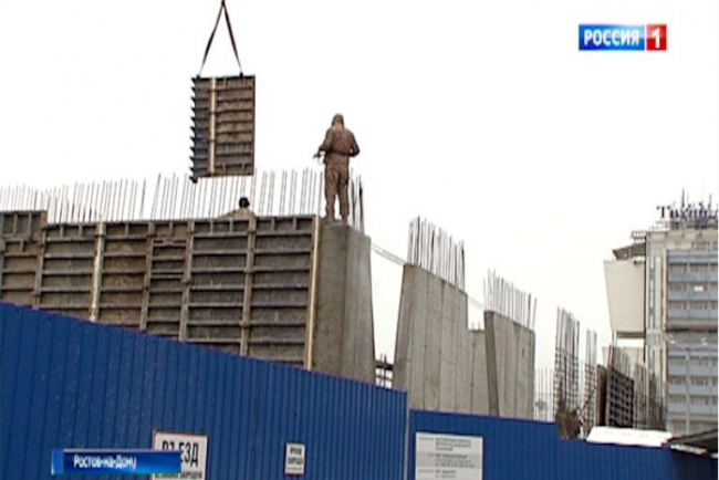 Новая стройка в центре Ростова: что вырастет за синим забором на старой набережной?