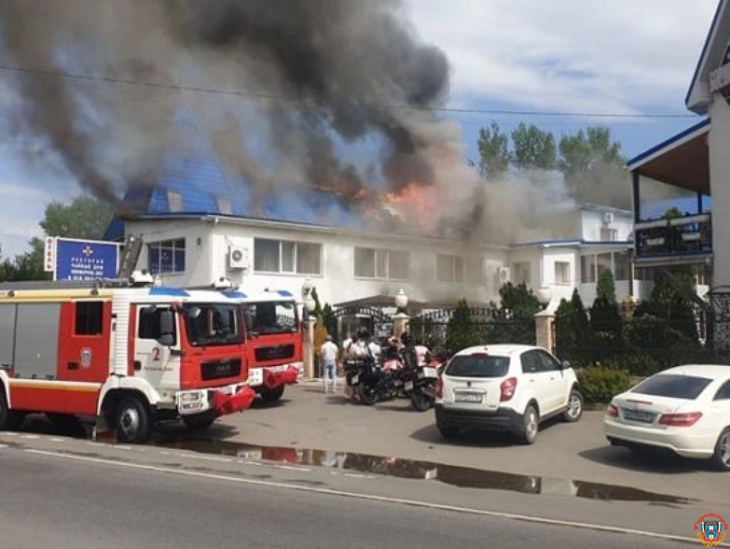 К тушению ресторана на левом берегу Дона привлекли пожарный катер