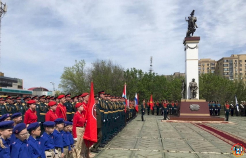 Тогда и сейчас: история ЮВО – от красноармейца до «вежливого человека», изображена на памятнике в Ростове