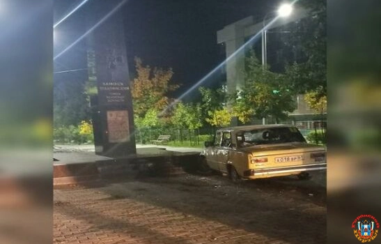 В Каменске водитель «копейки» врезался в мемориал на набережной