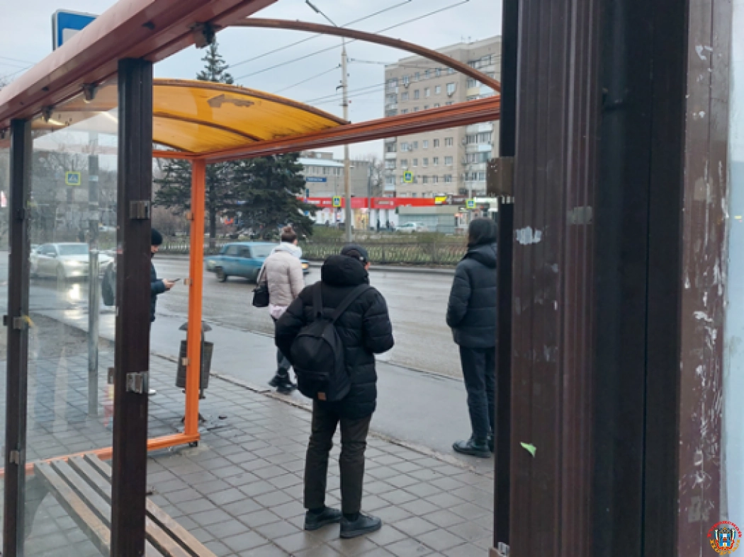 В Ростове больше месяца не могут починить сломанную из-за ветра остановку