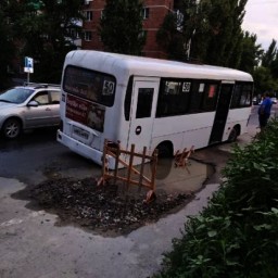 В Таганроге маршрутка № 50 посреди дороги застряла в яме