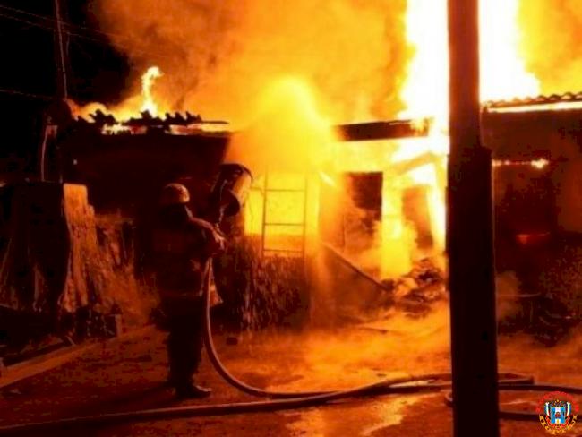 В Таганроге при пожаре в бесхозной постройке скончался мужчина