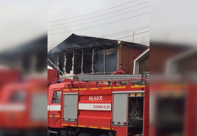 В Ростове загорелось двухэтажное здание