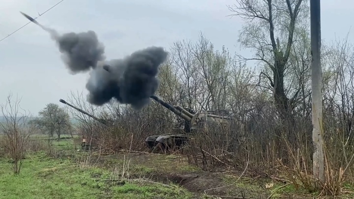Российские артиллеристы бьют по бронетехнике и укрепрайонам противника