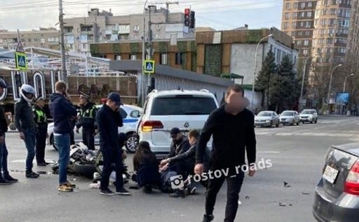 В Ростове мотоцикл столкнулся с автомобилем, есть пострадавший