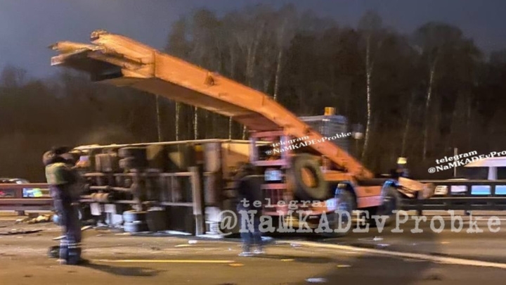 В районе столичного аэропорта Внуково столкнулись грузовик и снегоуборщик