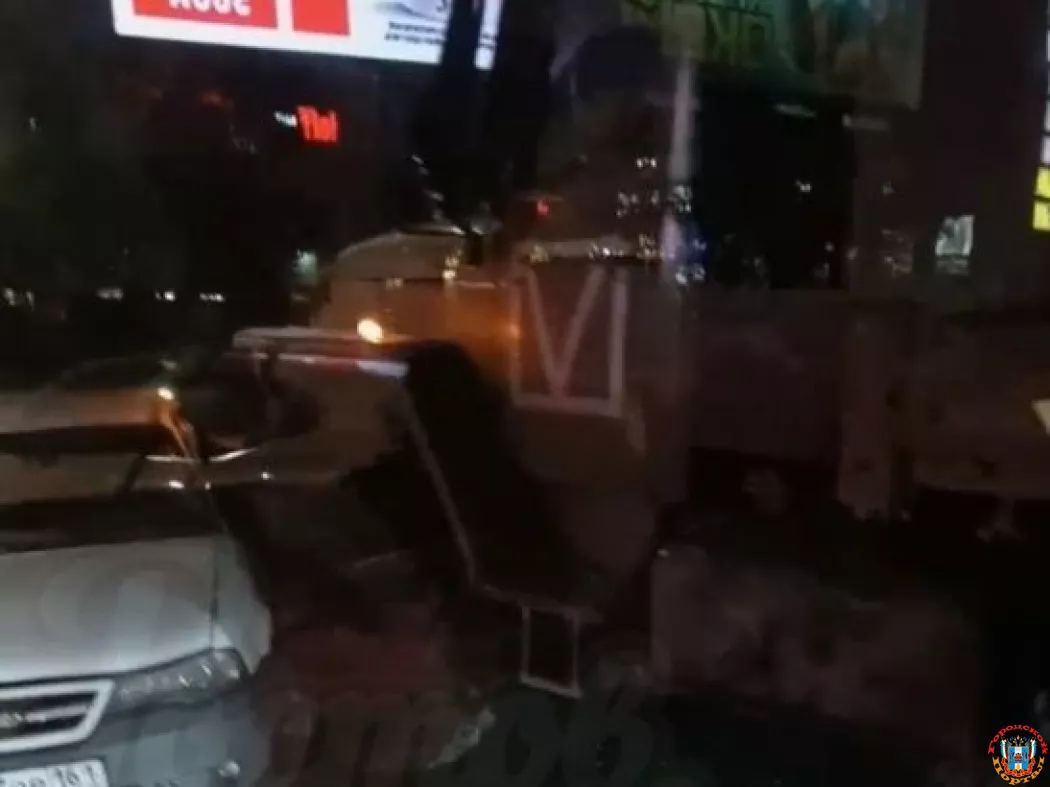 В Ростове на Западном военный грузовик столкнулся с «Ладой»
