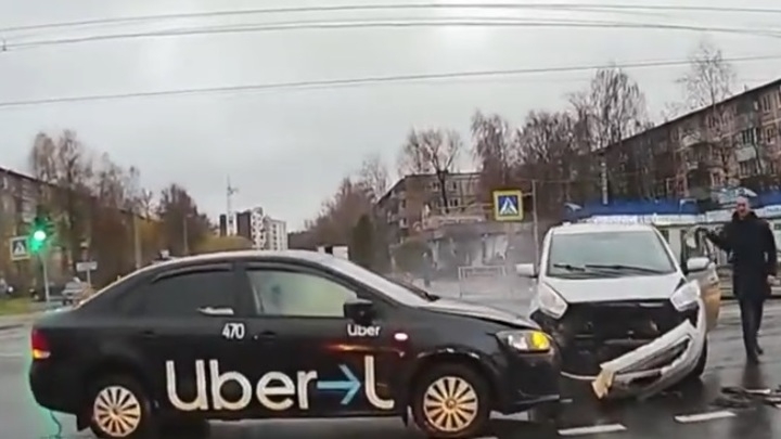 В Иванове такси врезалось в легковушку В Иванове такси врезалось в легковушку