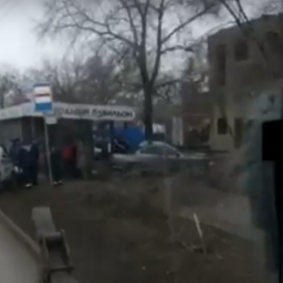 Врезались в остановку: мужчина и маленький ребенок пострадали в ДТП на Доватора