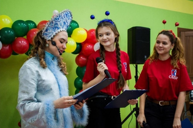 Новогоднюю шоу-программу «Снежные забавы» провели для успешных школьников в Ленинском районе Ростова