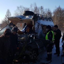Восемь человек пострадали в страшном ДТП с микроавтобусом в Якутии