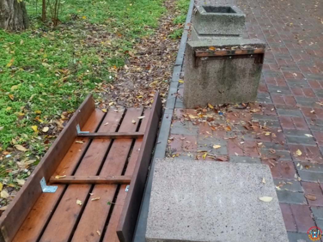 В Ростове вандалы разгромили бетонные лавочки в парке им. Чуковского