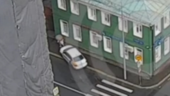 В Москве водитель на арендованном авто сбил пешехода на тротуаре