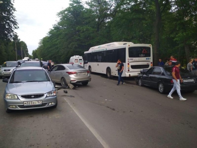 Массовая авария с участием автобуса произошла в Ростове